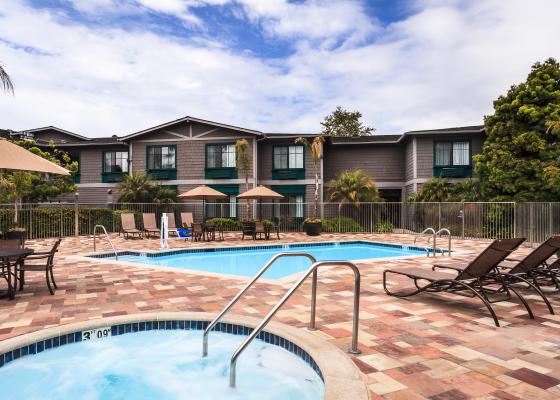 Image of the pool and jacuzzi at Carpinteria Express